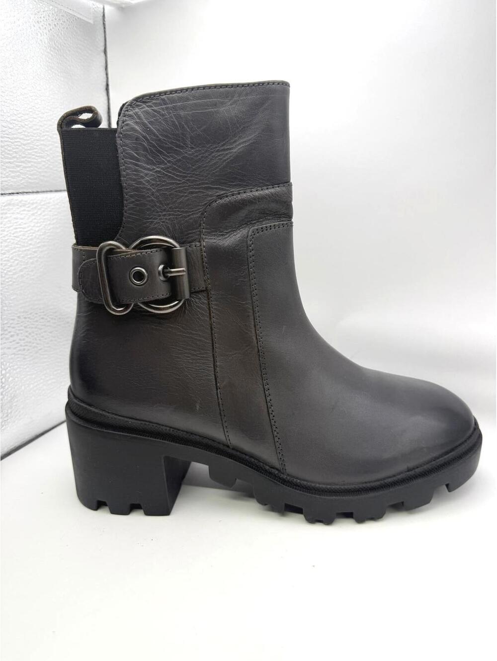 Vintage Foundry Co. Women's Guilia bootie in black leather Buckle Detail Size 8
